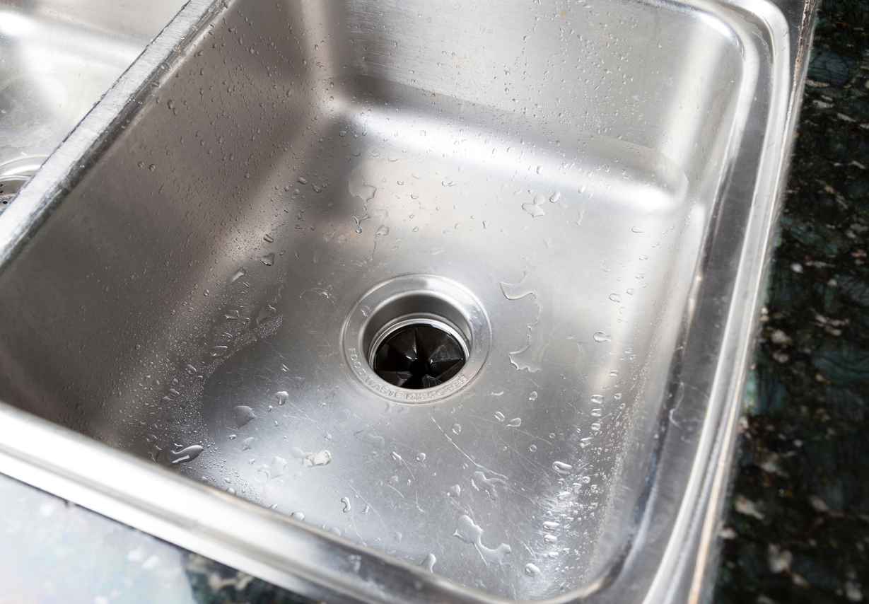 Stainless steal kitchen sink with water drops